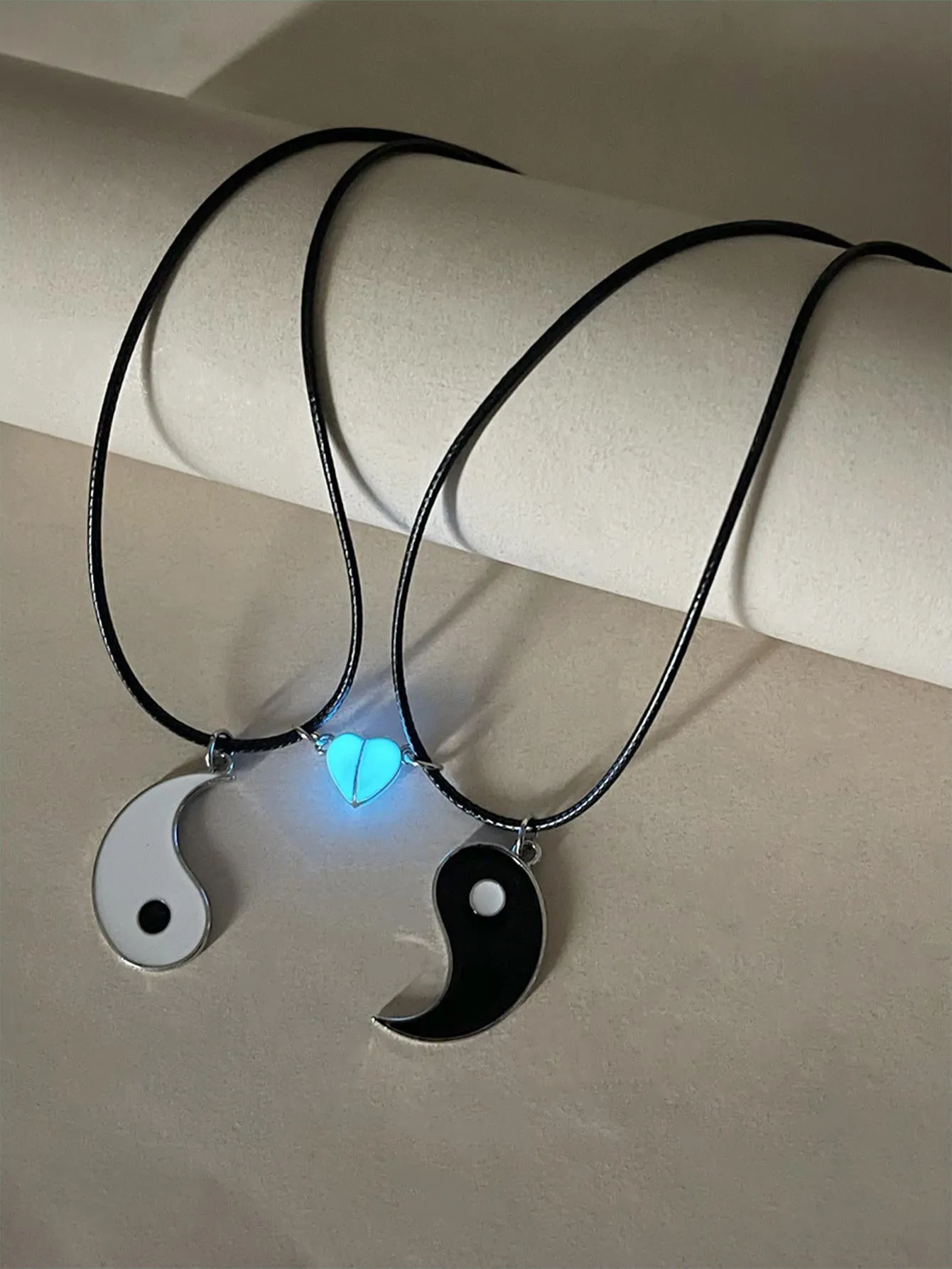 2pcs Couple Yin Yang Pattern Glow In The Dark Love Magnetic PU Chain Charm